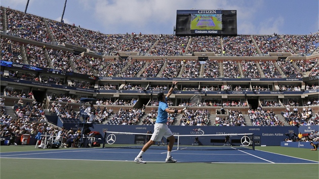 NA PODN. Tom Berdych servruje v semifinle US Open proti Andy Murraymu.