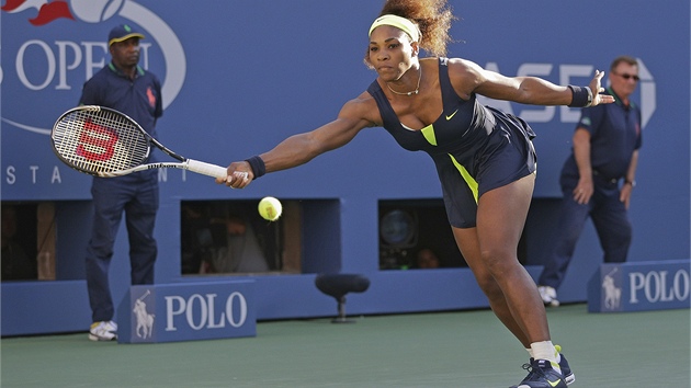 JET KOUSEK. Serena Williamsov sah po mku ve finle US Open proti Blorusce Viktorii Azarenkov.