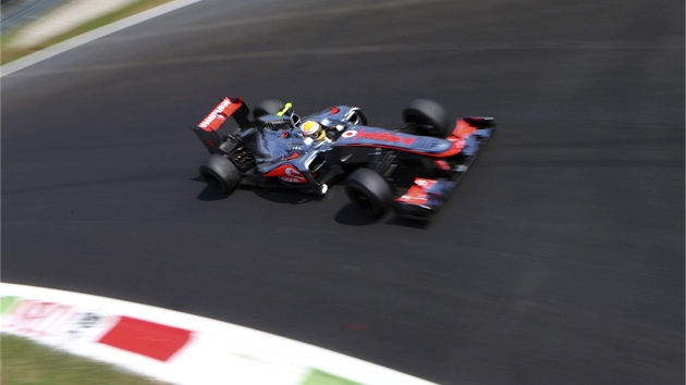 TI STA Z MSTA. Lewis Hamilton s vozem McLaren v trninku Velk ceny Itlie formule 1.