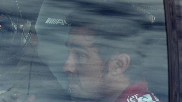BEZ VNHO ZRANN. Kolize sice vypadala hrzostran, ale Fernando Alonso vyvzl bez vnho zrann. Ml velk tst - na jeho vz toti dopadl letc monopost Romaina Grosjeana. Proto Alonso radji nastoupil do lkaskho vozu.