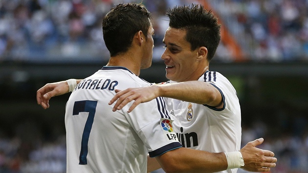 GRATULACE OD SPOLUHRE. Cristianu Ronaldovi z Realu Madrid (vlevo) blahopejek ke glu spoluhr Jose Maria Callejon.