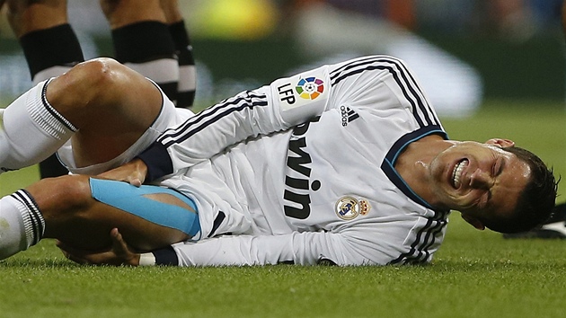 BOL TO. Cristiano Ronaldo se dr za nohu a grimasa ve tvi hvzdy Realu Madrid je vmluvn.