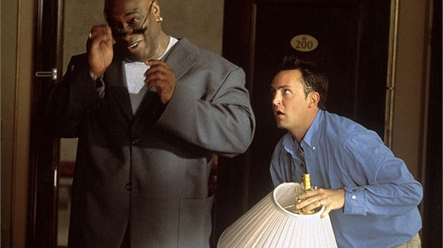 Michael Clarke Duncan ve filmu Mj soused zabijk, lampou se ho chyst udeit Matthew Perry.