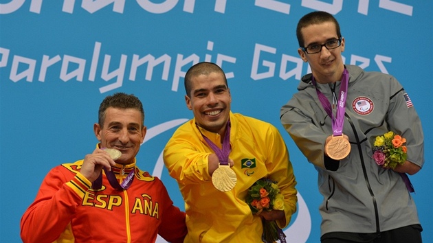 Sebastian Rodrguez (vlevo) pzuje se stbrnou paralympijskou medail. 