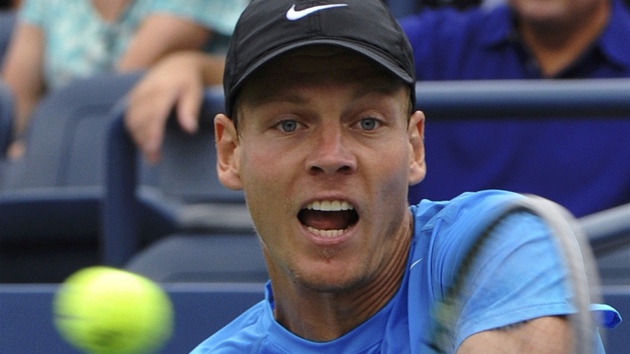 CHVLE SOUSTEDN. Tom Berdych pi jedn z vmn v zpase s Nicolasem Almagrem ze panlska.