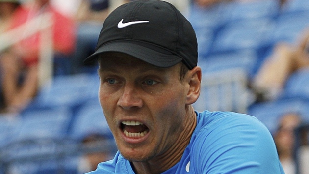 CHVLE SOUSTEDN. Tom Berdych pi jedn z vmn v zpase s Nicolasem Almagrem ze panlska.