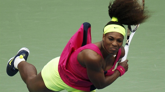 SERENA V AKCI. Americk tenistka Serena Williamsov v duelu s Andreou Hlavkovou.