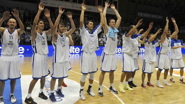 Radost eských basketbalist po výhe nad Portugalskem.