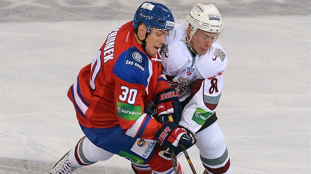 Tom Rachnek z tmu Lev Praha (vlevo) v souboji a Gintsem Meijou z Dinama Riga. 