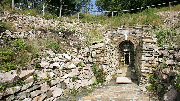 Obnoven portl s vchodem do stedovkho cnovho dolu Mauricius u osady Heben. Systm chodeb je vyhlouben ve skalnm masivu.