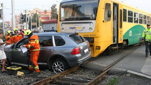 Opil idi vjel v Olomouci navzdory varovn signalizaci na pejezd, kde vz srazil projdjc vlak. Ten pi tom vykolejil.