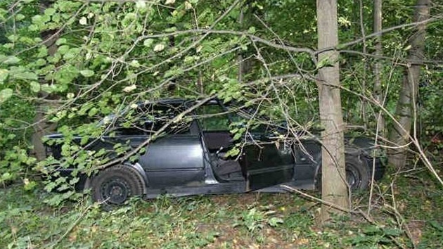 Auto, kter lupii pouili pi pepaden erpac stanice v Devohosticch. Parta dlnk ho pi pokusu lupim zabrnit odjet sten zdemolovala.