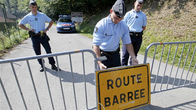 Francouzsk policie uzavr msto inu ped veejnost (7. z 2012).