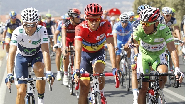 POTRESTAN H͊NK VTZEM. panlsk cyklista Alberto Contador si jede v posledn etap pro svj druh triumf na Vuelt. Doprovz ho Alejandro Valverde (vlevo) a Joaquim Rodriguez.