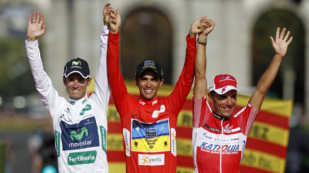 NEJLEP CYKLIST VUELTY 2012. Zleva celkov druh Alejandro Valverde, vtz Alberto Contador a tet Joaquim Rodriguez. Vichni panl.