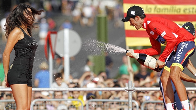 CO NA TO MANELKA MACARENA? Oslavu triumfu na Vuelt si enat Contador podn uval i s ptomnou hosteskou.