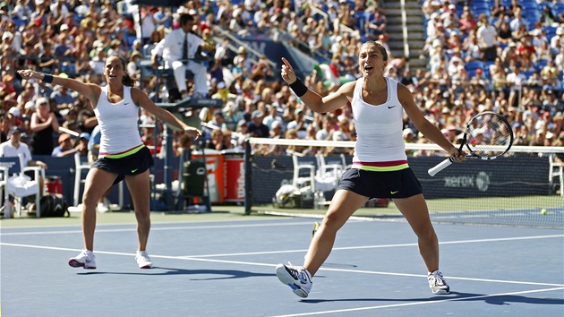 NETRADIN OSLAVA. Italsk tenistky Roberta Vinciov a Sara Erraniov se raduj z vtzstv nad eskm duem Hradeck - Hlavkov ve finle ensk tyhry na US Open.