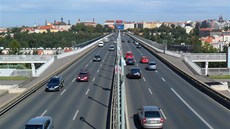 Pes Nuselský most denn pejede kolem 160 tisíc aut.