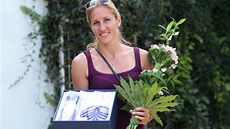 Miroslava Knapková dostala v Brně-Bystrci kytici a dárek. Miroslava Knapková dostala v Brně-Bystrci kytici a dárek.