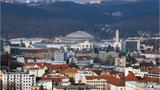 NEJVYŠŠÍ Z BRNA. Pohled z mrakodrapu Tower B na brněnské výstaviště. Nahoře NEJVYŠŠÍ Z BRNA. Pohled z mrakodrapu Tower B na brněnské výstaviště. Nahoře