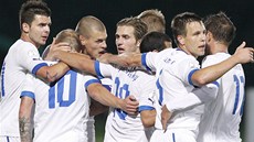 BRATIA SLAVÍ. Slovenští reprezentanti se radují z gólu v kvalifikačním utkání o BRATIA SLAVÍ. Slovenští reprezentanti se radují z gólu v kvalifikačním utkání o