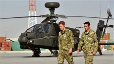 Princ Harry s kolegou u helikoptéry Apache na základn Bastion v afghánské...