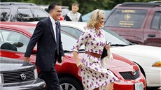 Prezidentský kandidát Mitt Romney pichází se svou manelkou Ann na pedvolební