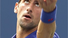 ROZLÁMANÝ. Srb Novak Djokovi nezvykle hrál v nedli první zápas dne. Ovem hladce postoupil do osmifinále US Open.