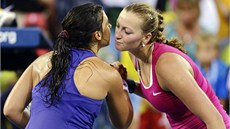 ROZLUKA. Petra Kvitová a Marion Bartoliová u sít po osmifinálovém duelu US