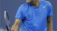 ZATNU ZUBY A JDU! Tomá Berdych v utkání proti Rogeru Federerovi na US Open.