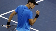 POJ! Tomá Berdych slaví zisk druhého setu ve tvrtfinále proti Rogeru