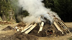 Výroba devného uhlí v milíi u Dolského mlýna u Jetichovic