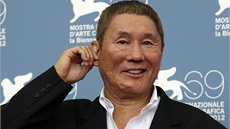 Vhlasný japonský reisér Takeshi Kitano pózuje u píleisti uvedení svého