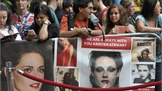 Fanouci Kristen Stewartové ekají na svou hvzdu na 37. mezinárodním festivalu...
