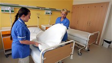 Budoucí zdravotní sestry (žákyně 4.ročníku) si zkoušejí stlát postele v lůžkové... Budoucí zdravotní sestry (žákyně 4.ročníku) si zkoušejí stlát postele v lůžkové...