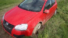 Auto zločinec na dálku zamknul a utekl před policisty. Auto zločinec na dálku zamknul a utekl před policisty.