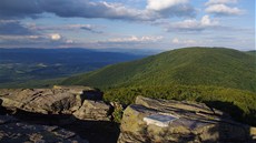 Výhled ze Sninského kamene na vrch Neabec (1 023 m) a Bieszczady