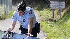 Policista si zapisuje poznámky bhem ohledávání inu u jezera Annecy (6. záí...