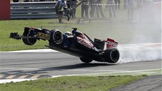 SKONIL JAKO PRVNÍ. Jean-Eric Vergne z týmu Toro Rosso ukázal svou nezkuenost...