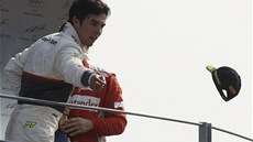LÉTALO SE I V ITÁLII. Týden po Velké cen Belgie, kde se dostal do vzduchu Romain Grosjean, se vznesl se svým autem Jean-Eric Vergne.