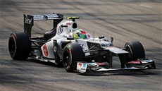 KOMETA ZÁVODU. Mexian Sergio Pérez ze stáje Sauber odstartoval jako dvanáctý,...