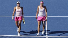 ZKLAMÁNÍ PO FINÁLE. eské tenistky Andrea Hlaváková (vlevo) a Lucie Hradecká