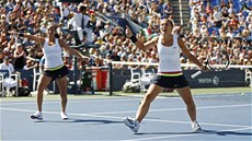 NETRADINÍ OSLAVA. Italské tenistky Roberta Vinciová a Sara Erraniová se radují
