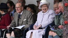 Princ Philip, královna Albta II. a princ Charles na tradiních skotských...