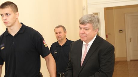 Jaroslav Barták u praského mstského soudu (11. 9. 2012)