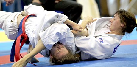 Elisaveta Gerasimenko (vpravo) bojuje se soupekou bhem Judo cup open v Brn.