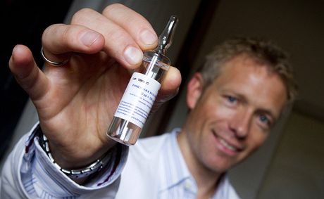 Norský toxikolog Knut Erik Hovda drí jednu z dávek etrného léku Fomepizole.