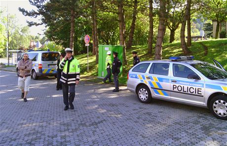 Policisté proetují dopravní nehodo Bobobusu s mobilní toaletou.