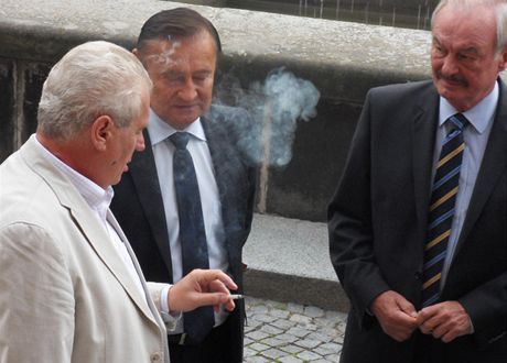 Milo Zeman a Pemysl Sobotka ped debatou prezidentských kandidát v Hradci