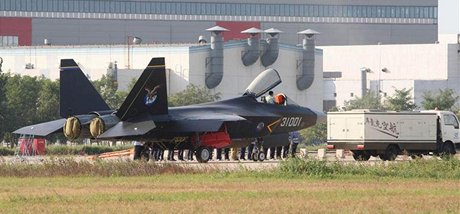 Nová ínská stealth stíhaka J-31 jakoby z oka vypadla americkému raptoru F-22.